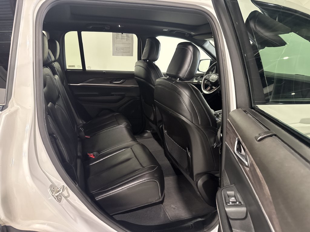 Used 2024 Jeep Grand Cherokee Limited w/ Luxury Tech Group II AWD/4WD image 24