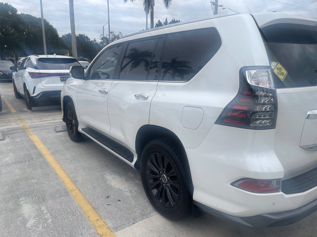Used 2023 Lexus GX 460 Premium w/ Accessory Package AWD/4WD image 7