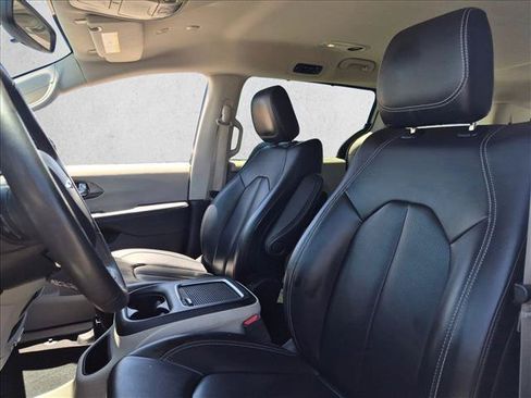Used 2023 Chrysler Pacifica Touring-L FWD image 22