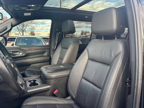 Used 2022 Chevrolet Suburban LT w/ Luxury Package image 15