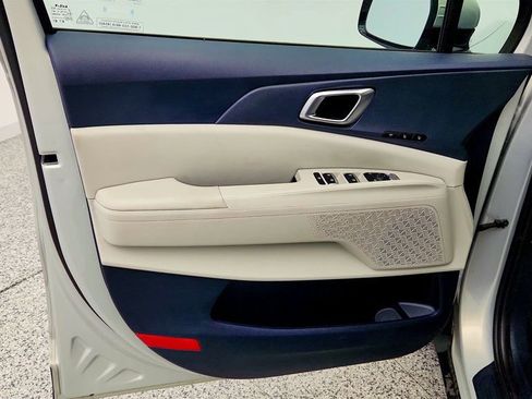 Used 2025 Kia Carnival EX FWD image 10