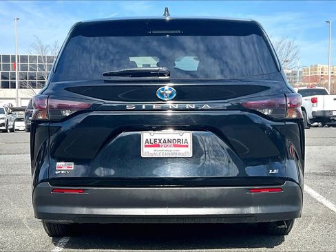 Used 2025 Toyota Sienna LE image 4