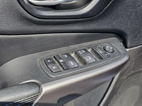 Used 2021 Jeep Cherokee Latitude FWD image 21