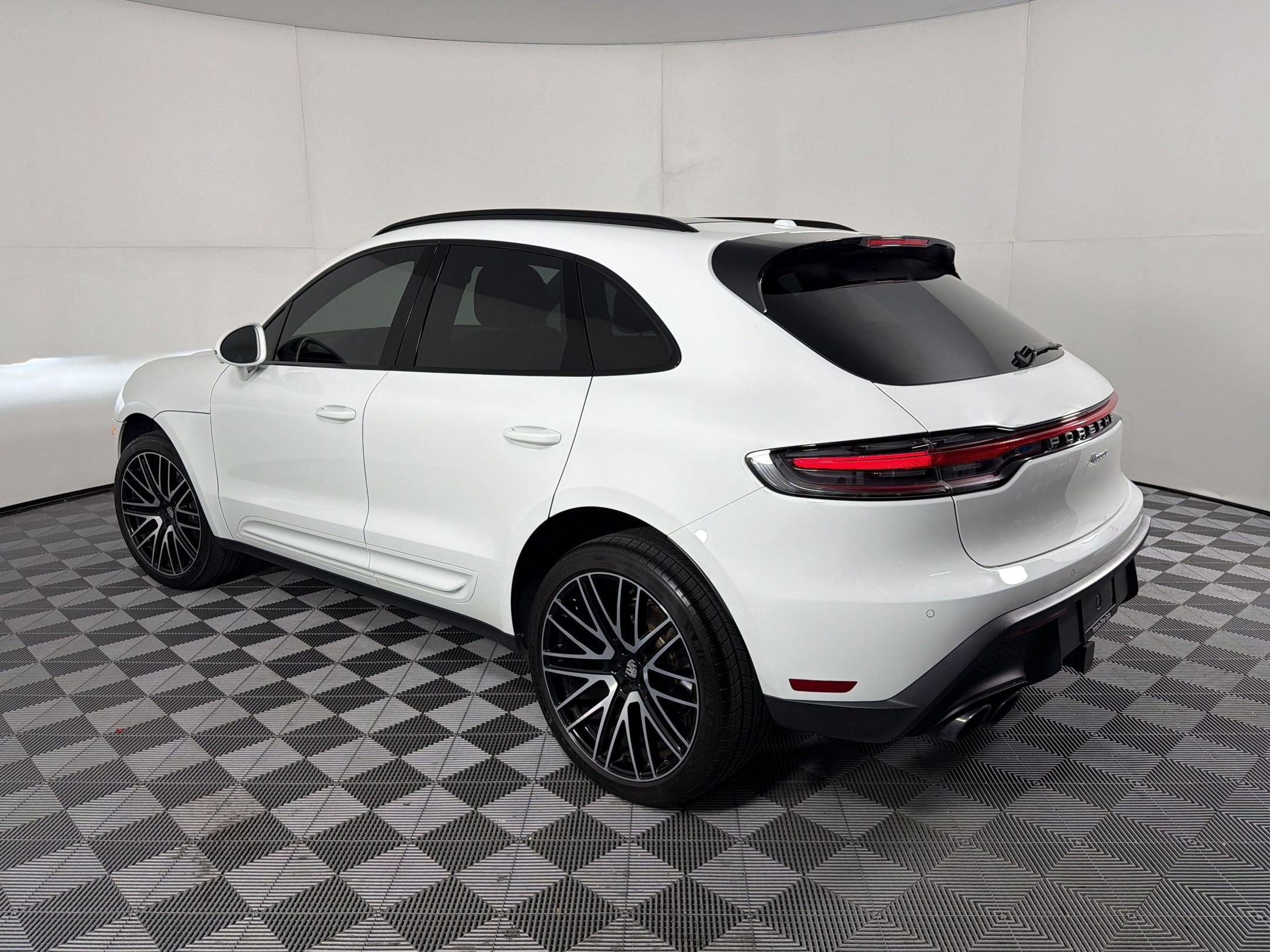 Certified 2025 Porsche Macan AWD/4WD image 3