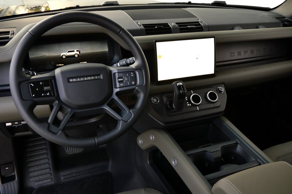 Used 2025 Land Rover Defender 110 X-Dynamic SE AWD/4WD image 3