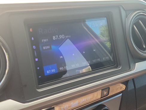 Used 2017 Toyota Tacoma Limited w/ Tow Package RWD image 24