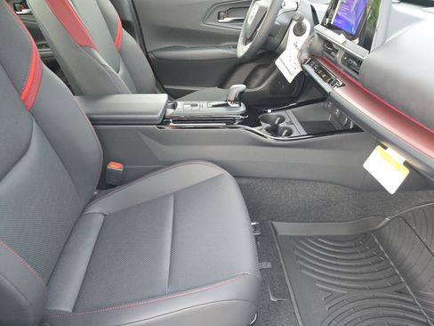 New 2025 Toyota Prius Plug-In Hybrid image 13