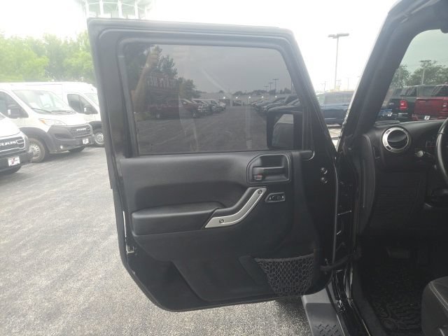 Used 2018 Jeep Wrangler Unlimited Sahara AWD/4WD image 14
