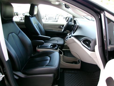 Used 2024 Chrysler Pacifica Touring-L FWD image 19