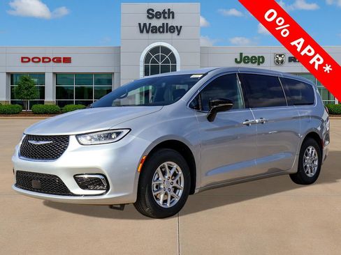 New 2026 Chrysler Pacifica Select image 3