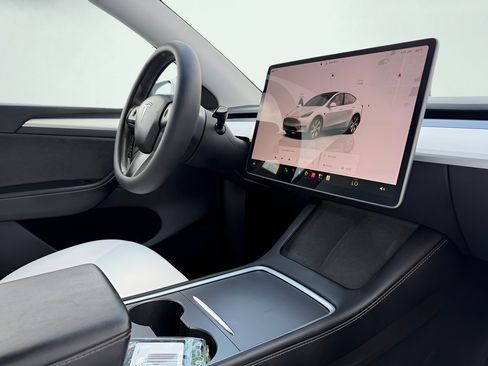 Used 2023 Tesla Model Y Long Range AWD/4WD image 30