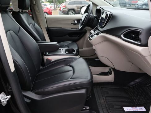 Used 2024 Chrysler Pacifica Touring-L FWD image 21