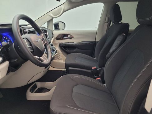 Used 2021 Chrysler Voyager LX FWD image 17