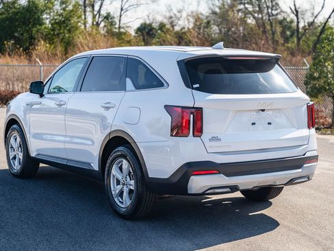 Used 2025 Kia Sorento LX image 5