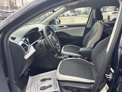 Used 2025 Volkswagen Taos SE image 9