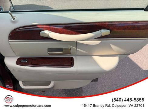 Used 2004 Lincoln Town Car Signature RWD image 13