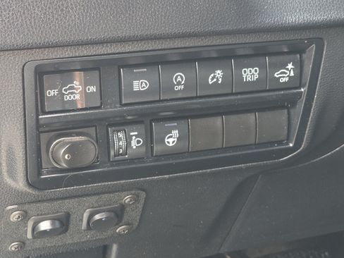 Used 2022 Toyota Tundra SR5 w/ SR5 Premium Package AWD/4WD image 23