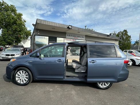 Used 2017 Toyota Sienna LE image 11