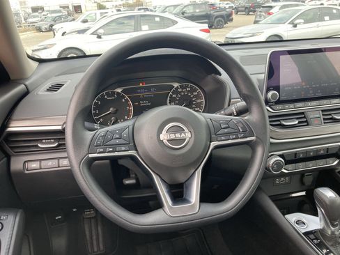 Used 2024 Nissan Altima 2.5 SV image 11