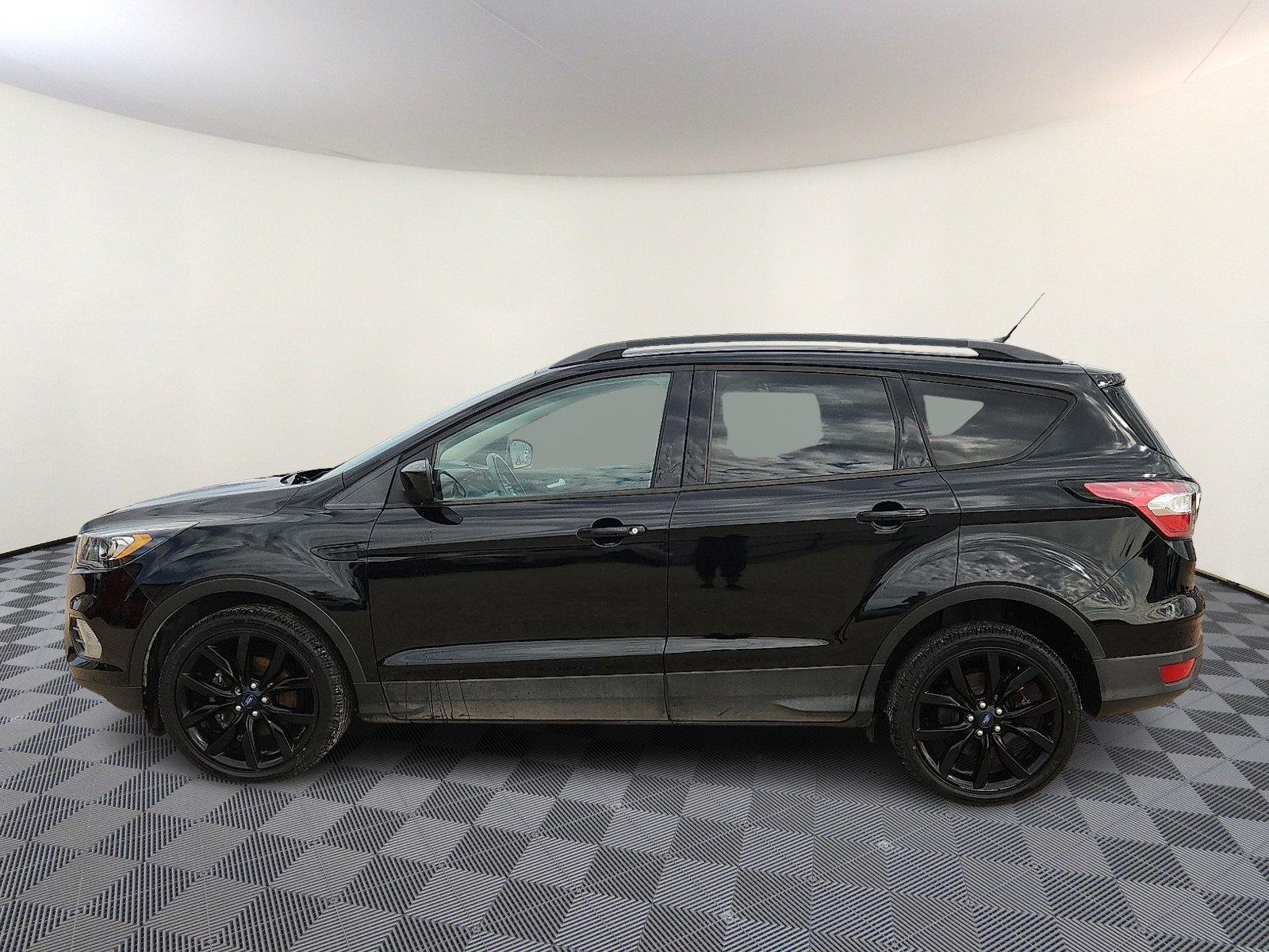 Used 2018 Ford Escape SE w/ SE Sport Appearance Package FWD image 2