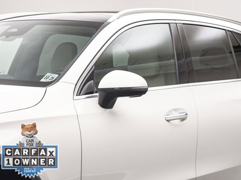 Used 2025 Mercedes-Benz GLC 300 4MATIC image 11