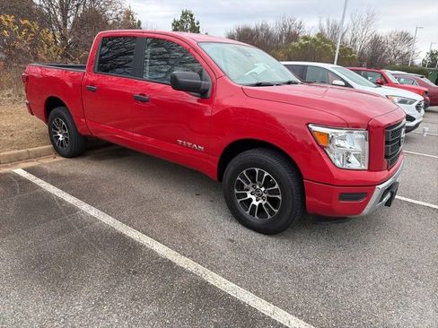 Used 2023 Nissan Titan SV image 3
