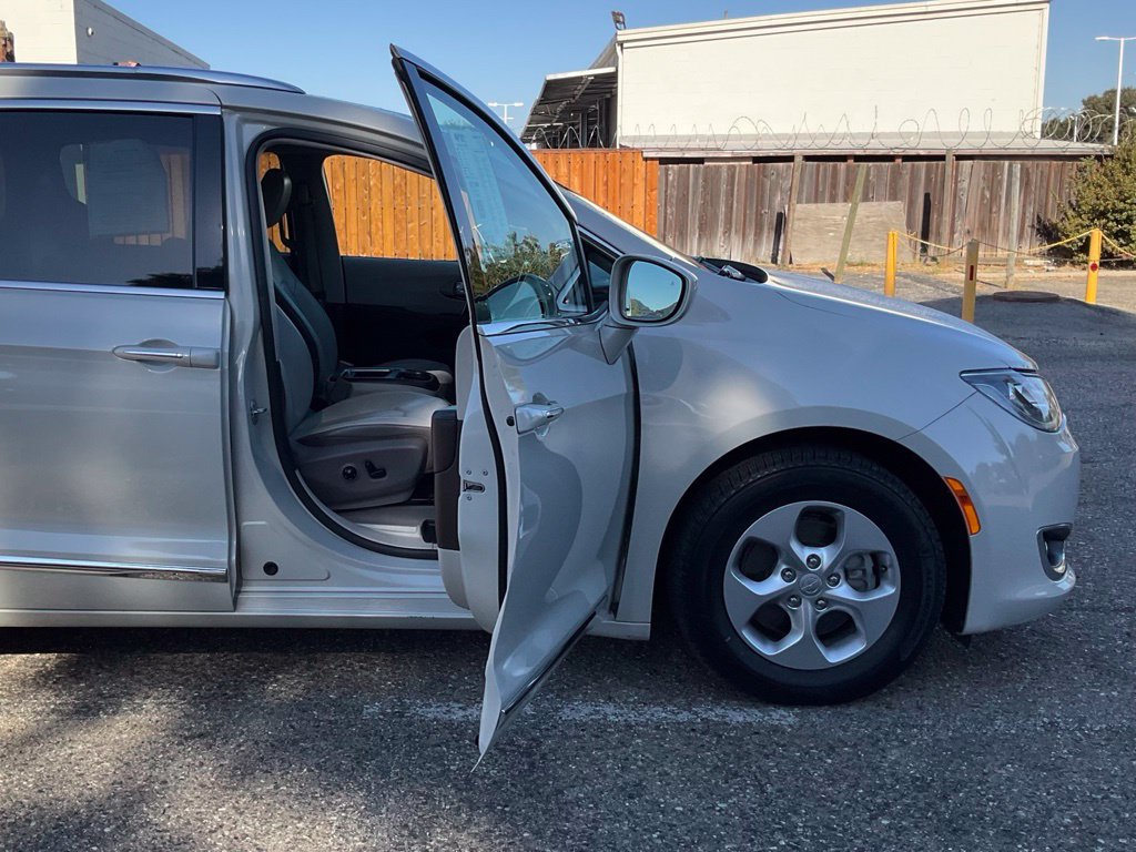 Used 2017 Chrysler Pacifica Touring-L Plus FWD image 31