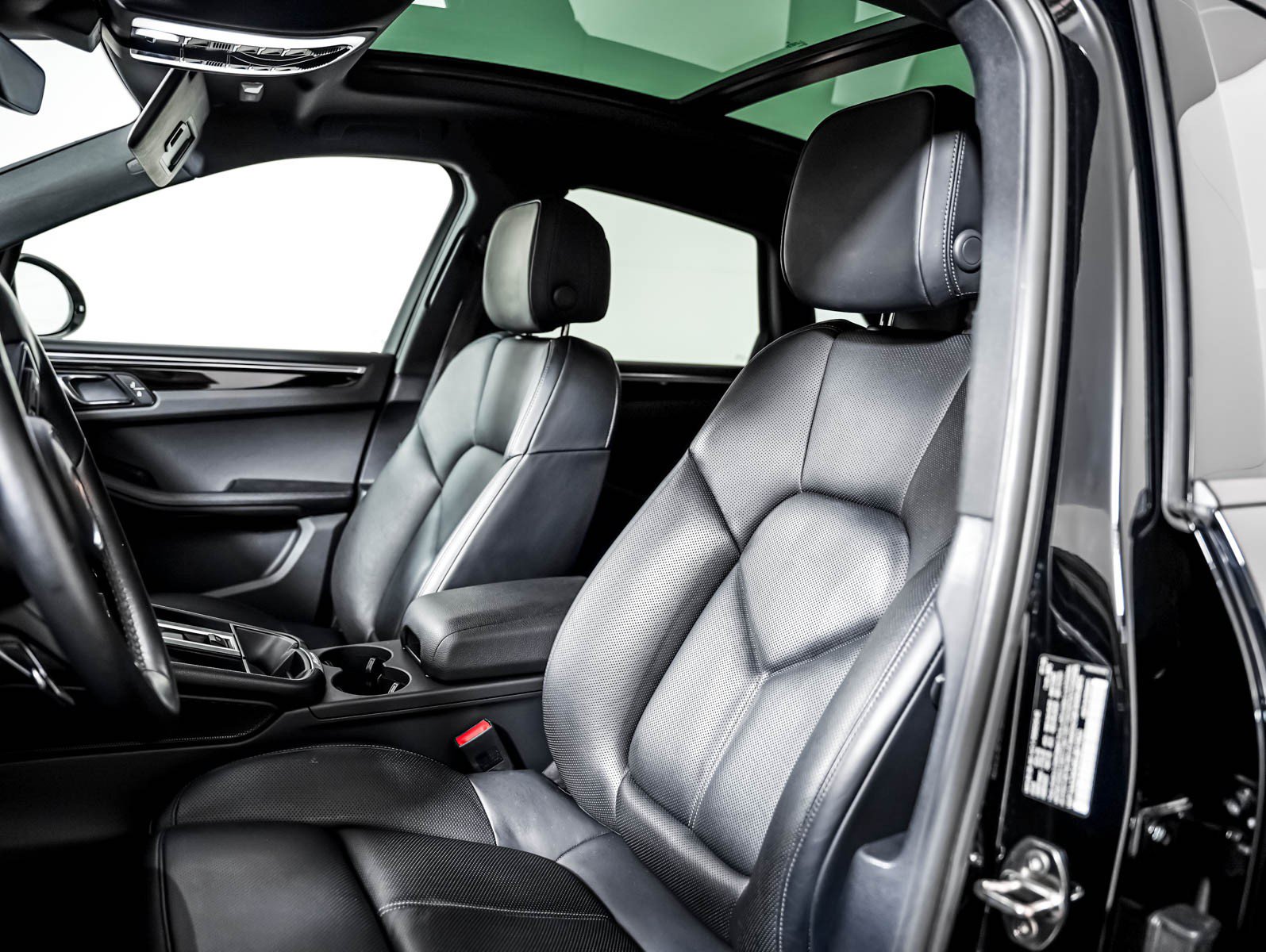 Certified 2024 Porsche Macan AWD/4WD image 5