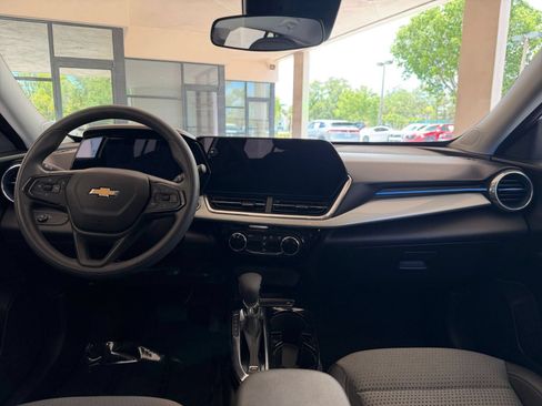Used 2025 Chevrolet Trax LT FWD image 28