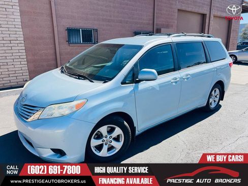 Used 2017 Toyota Sienna LE FWD image 2