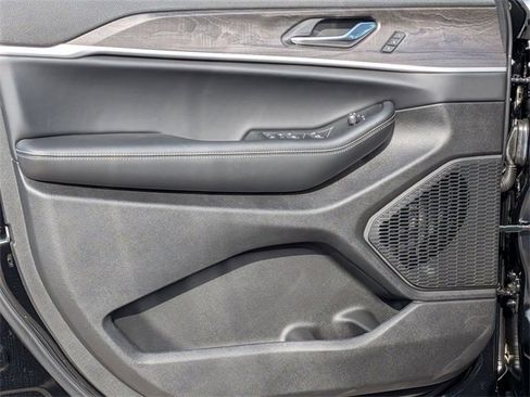 New 2025 Jeep Grand Cherokee Limited w/ Black Appearance Package image 14