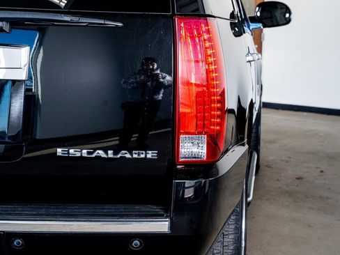 Used 2014 Cadillac Escalade Luxury image 23