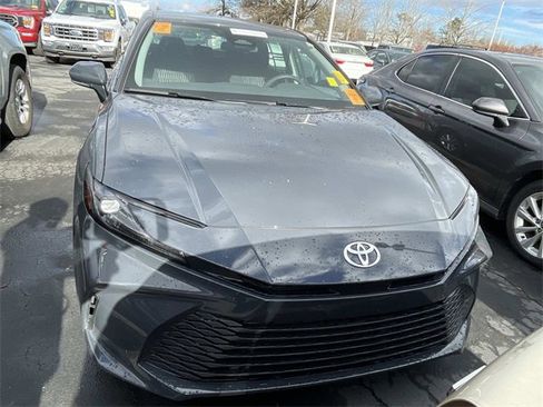Used 2025 Toyota Camry SE image 6