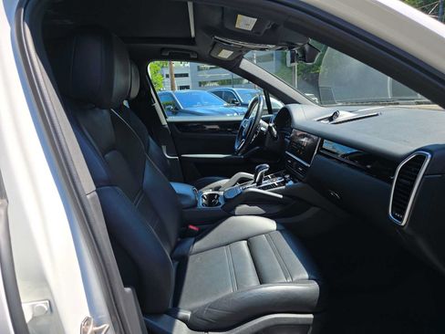 Used 2021 Porsche Cayenne AWD/4WD image 10