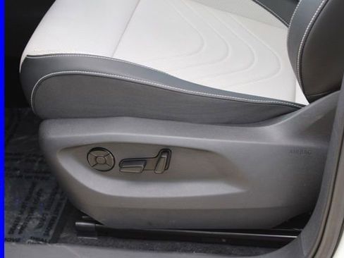 Used 2025 Volkswagen Tiguan SE AWD/4WD image 17