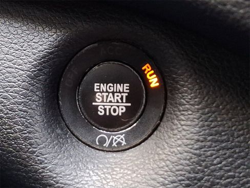 Used 2019 Jeep Cherokee Limited w/ Technology Group image 24