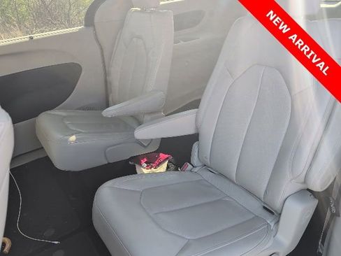 Used 2018 Chrysler Pacifica Touring-L Plus w/ Tire & Wheel Group image 18