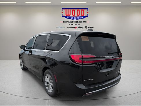 Used 2026 Chrysler Pacifica Limited FWD image 5