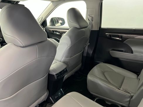 Used 2023 Toyota Highlander Platinum FWD image 20