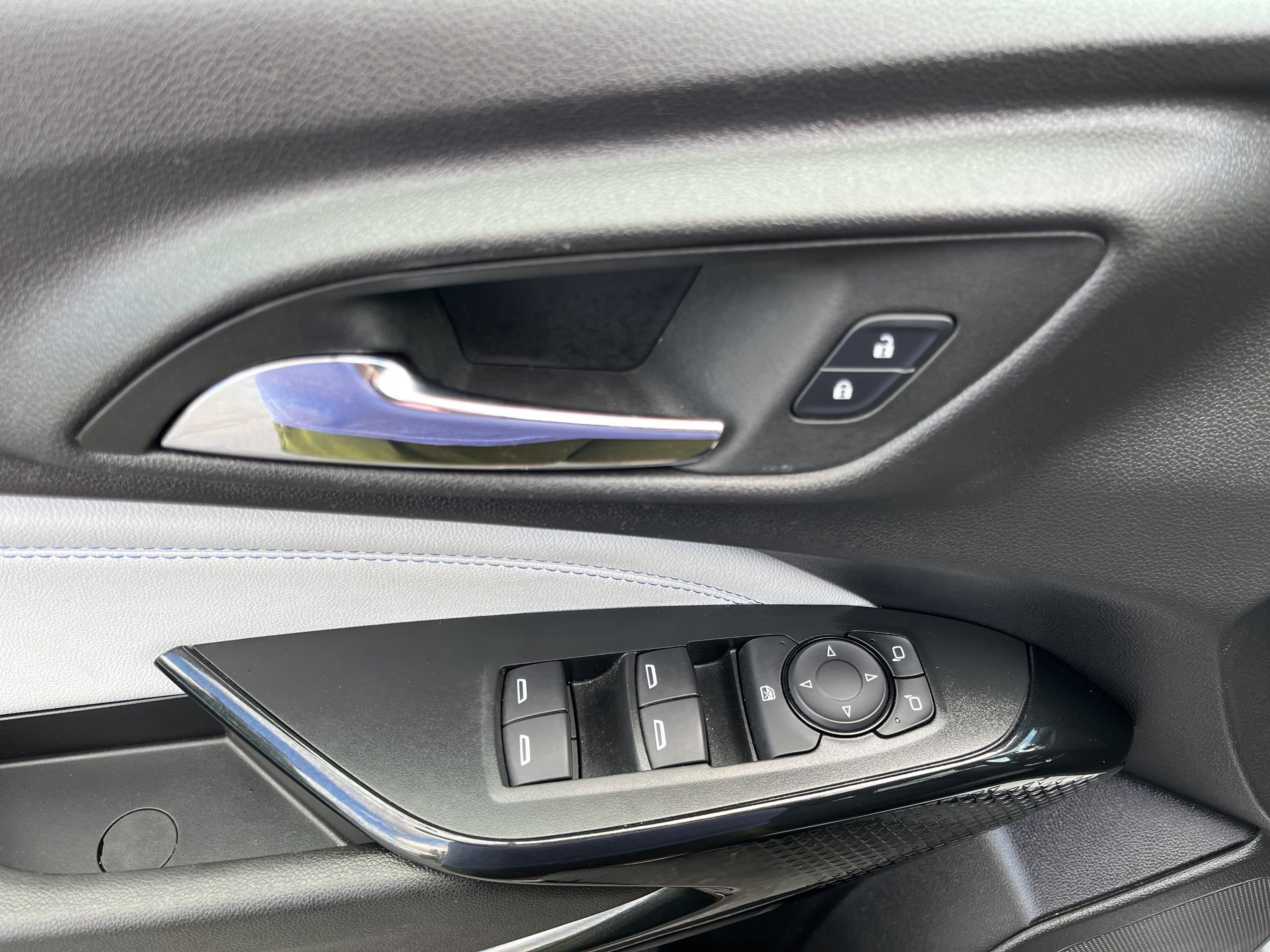 Used 2025 Chevrolet Trax LT FWD image 17