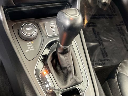 Used 2022 Jeep Cherokee Limited image 16