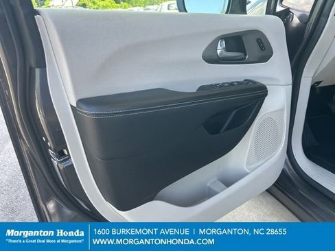 Used 2021 Chrysler Pacifica Touring-L w/ Uconnect Theater Family Group FWD image 13