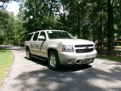 Used 2008 Chevrolet Suburban LT w/ LT Preferred Equipment Group RWD image 3