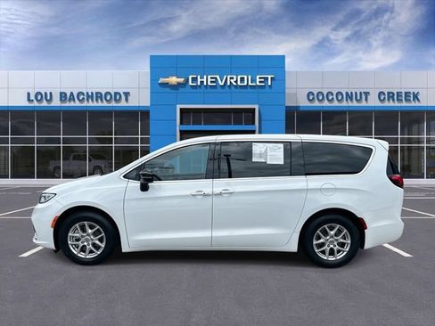 Used 2024 Chrysler Pacifica Touring FWD image 5
