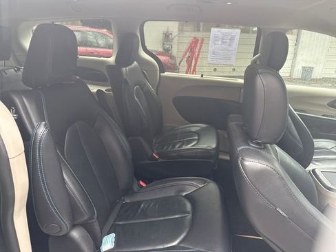 Used 2021 Chrysler Pacifica Touring-L image 12