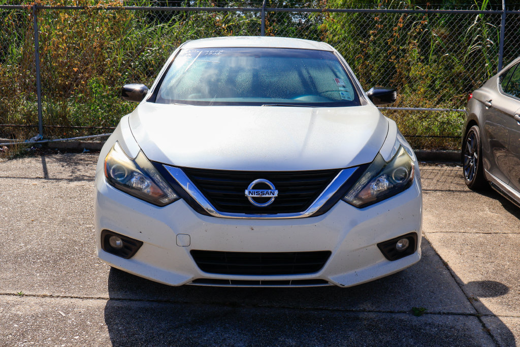 Used 2017 Nissan Altima 2.5 SR w/ Midnight Edition Package FWD image 3