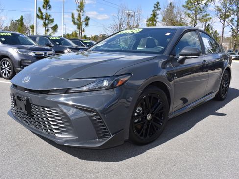 Used 2025 Toyota Camry SE image 5
