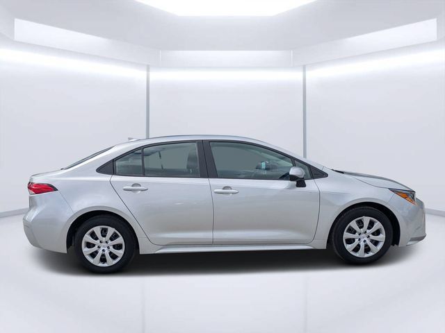 Used 2025 Toyota Corolla LE w/ Convenience Package FWD image 2