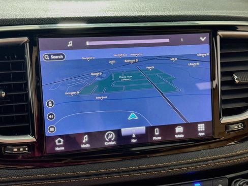 Used 2023 Chrysler Pacifica Pinnacle FWD image 2