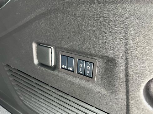 Used 2025 GMC Yukon XL Denali AWD/4WD image 16